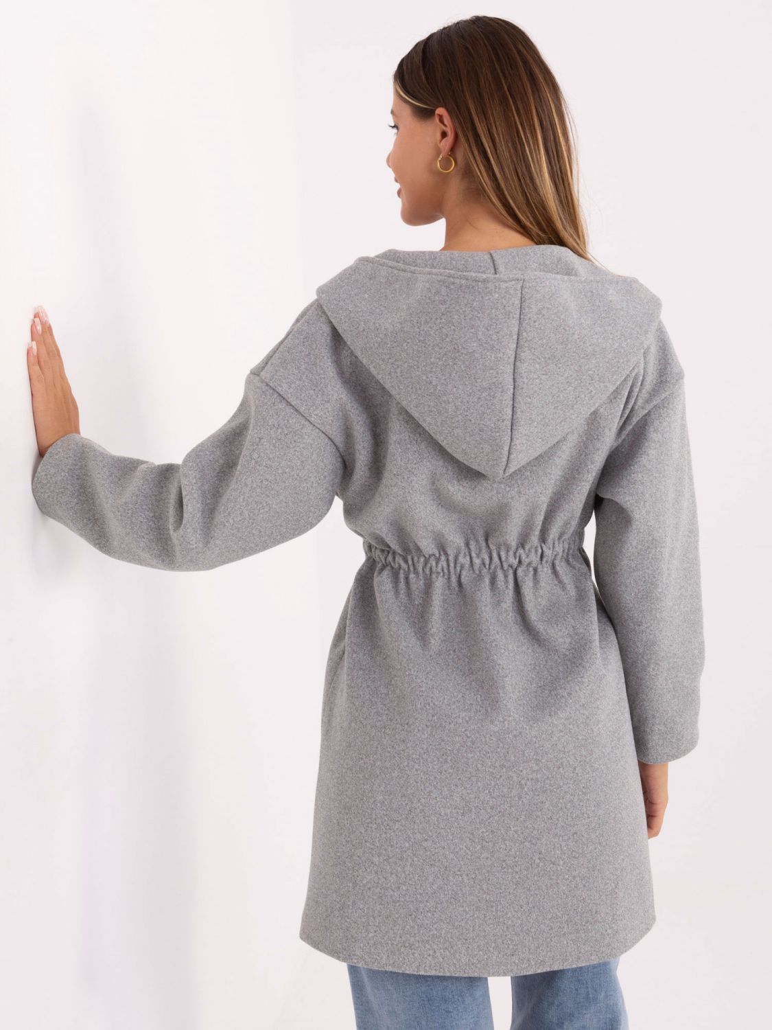 Elegante cappotto grigio da mezza stagione con cappuccio e cintura