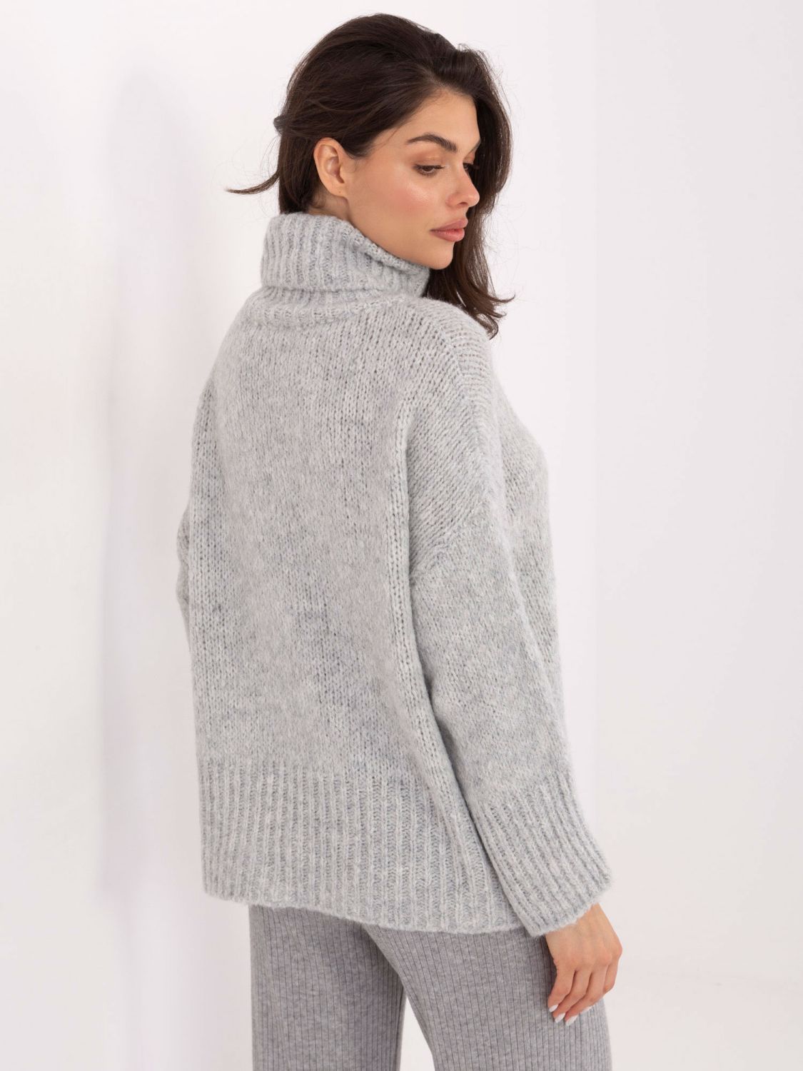 Maglione grigio a collo alto con motivo liscio