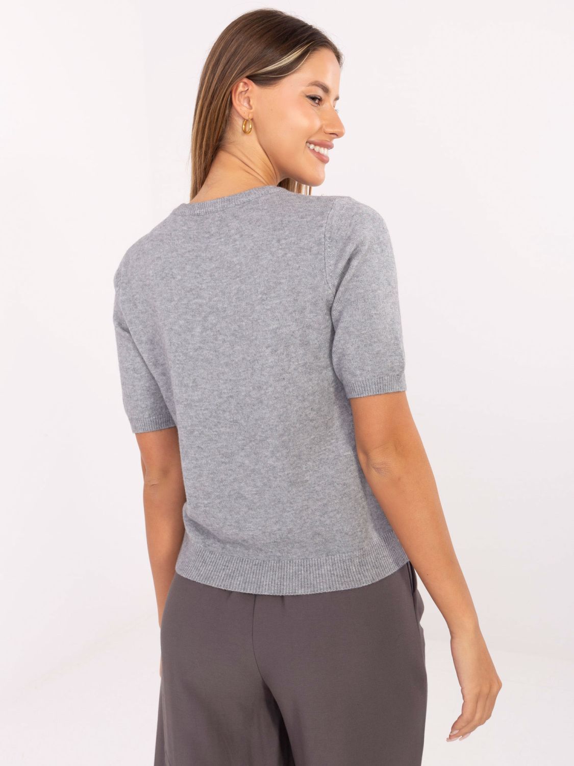 Elegante maglione grigio con applicazione