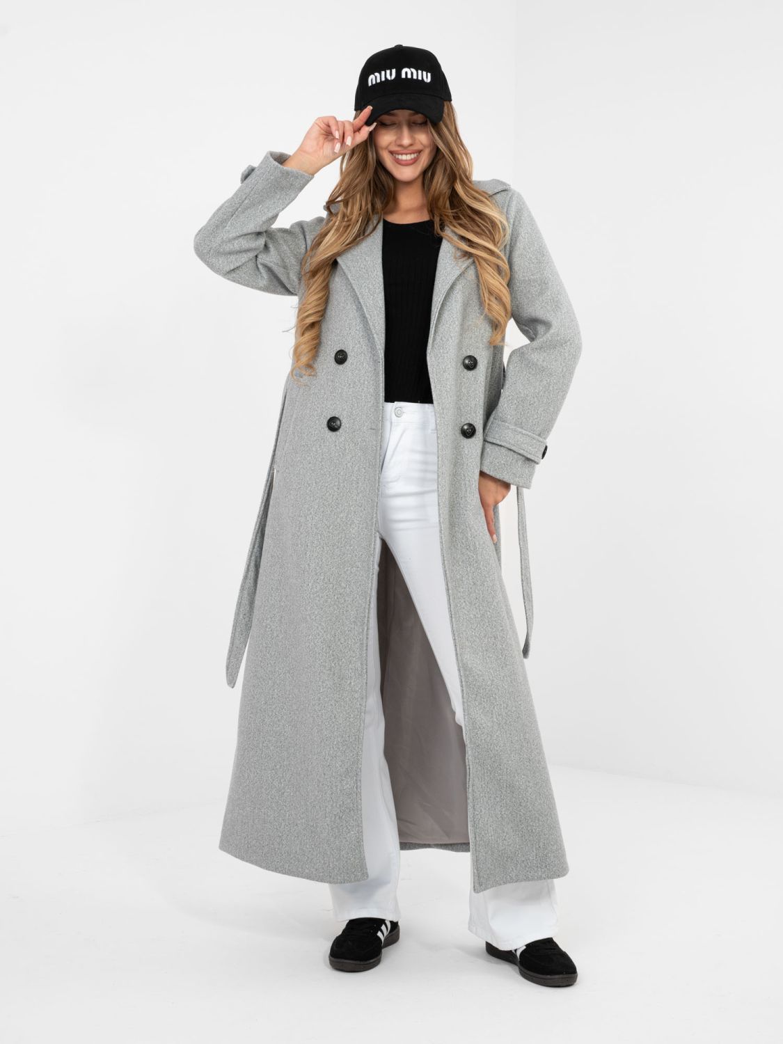 Elegante cappotto grigio da mezza stagione con cintura