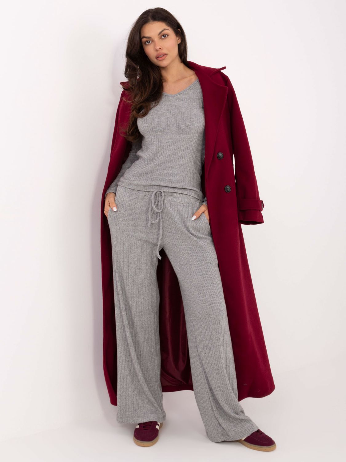 Maglione grigio a costine con scollo a V