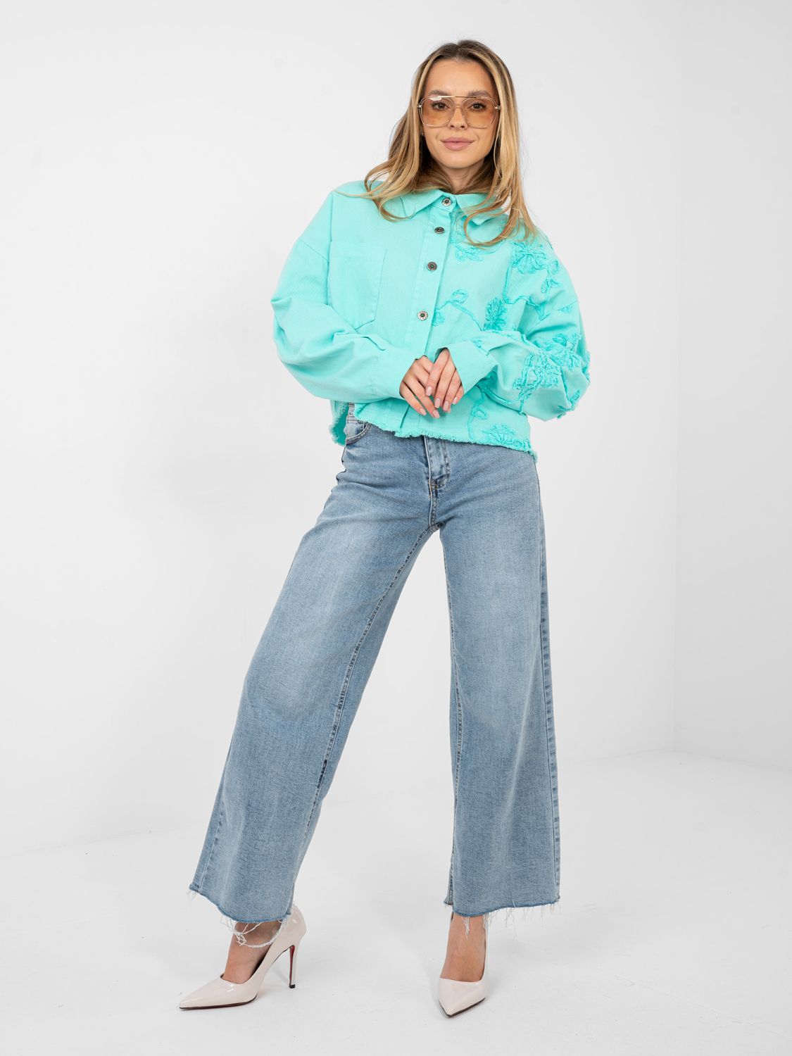 Ženska tirkizna traper jakna s cvjetnom aplikacijom