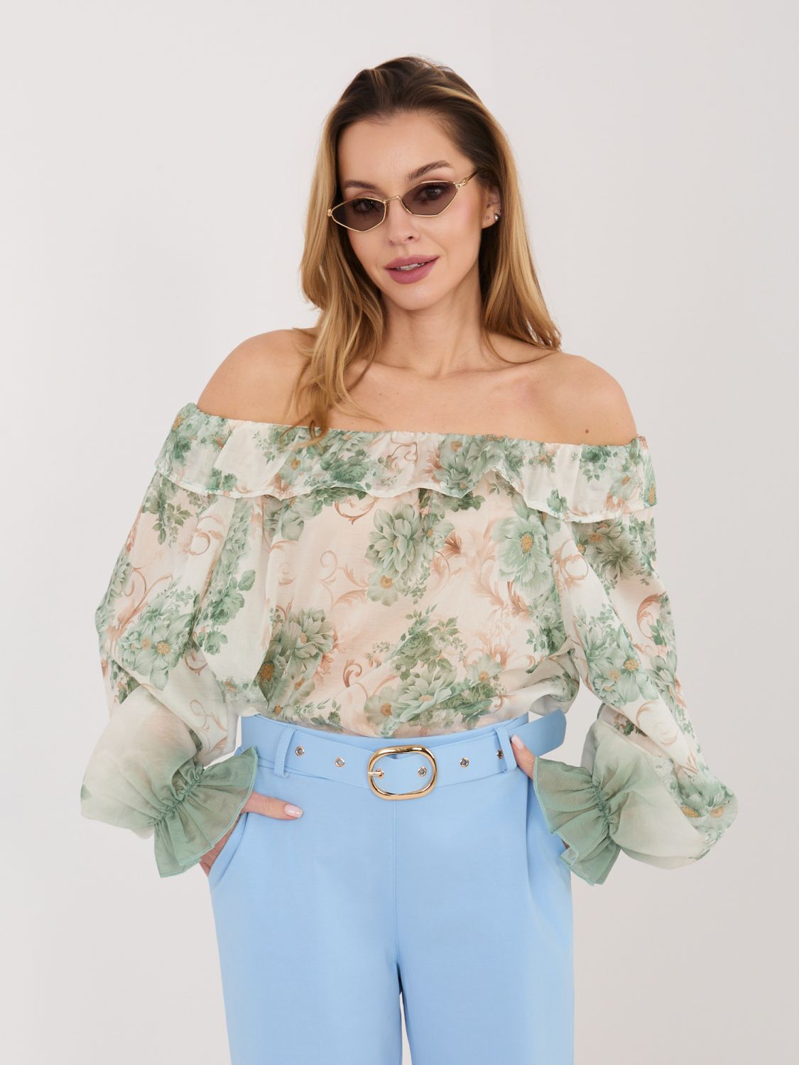 Blusa verde con fantasia floreale e scollo a spalle scoperte