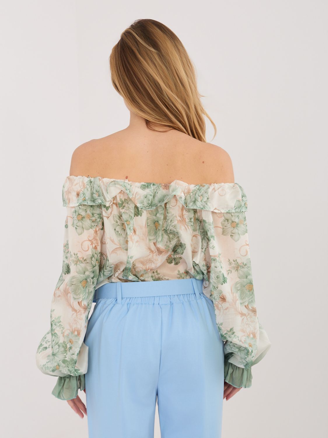 Blusa verde con fantasia floreale e scollo a spalle scoperte