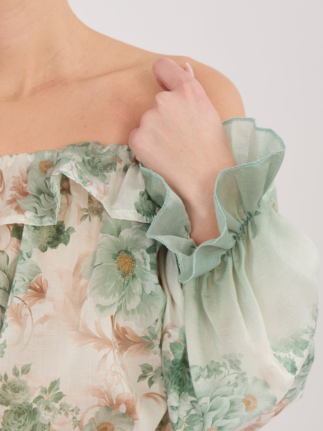 Blusa verde con fantasia floreale e scollo a spalle scoperte
