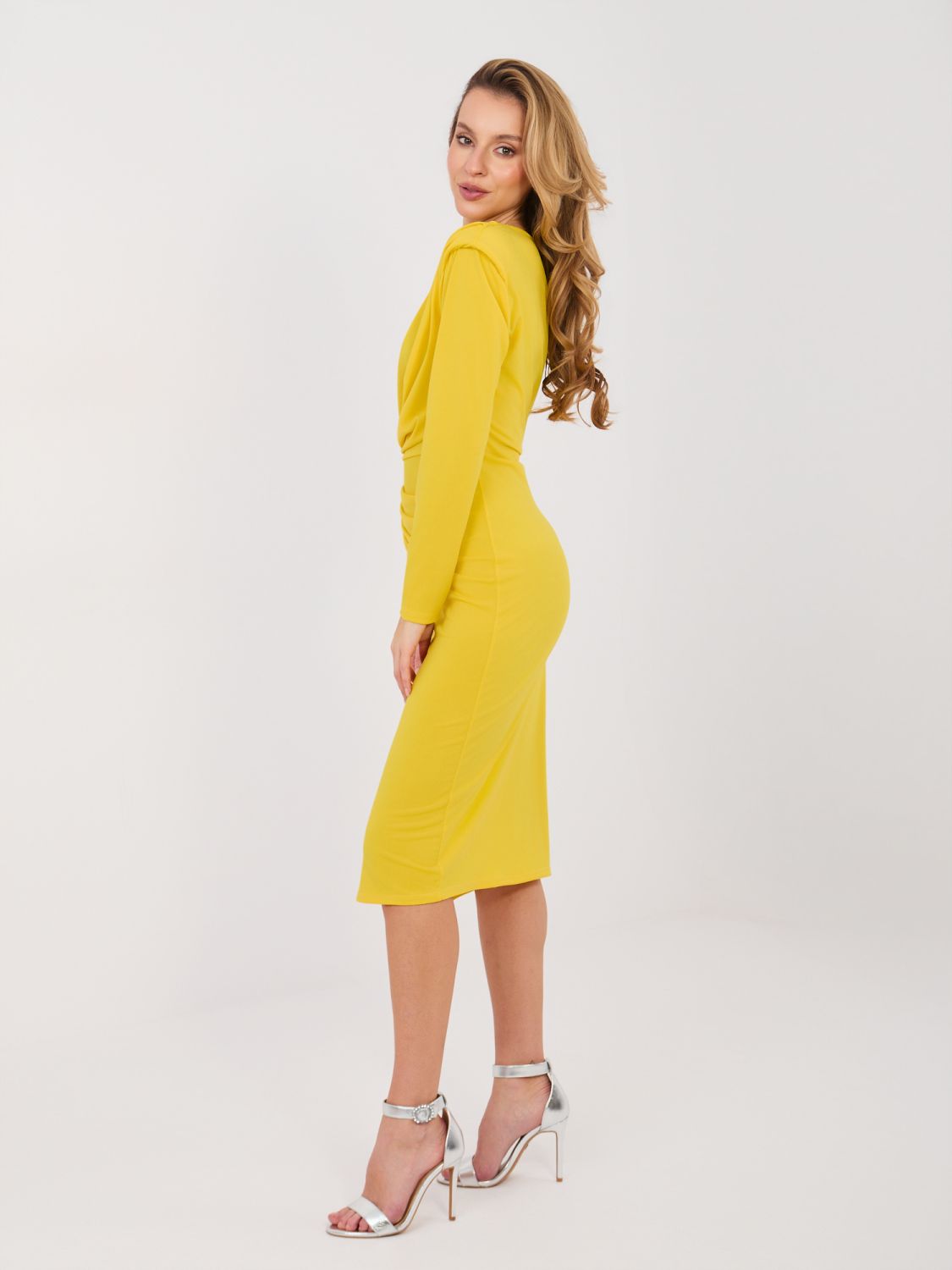 Abito midi elegante giallo con maniche lunghe e arricciature