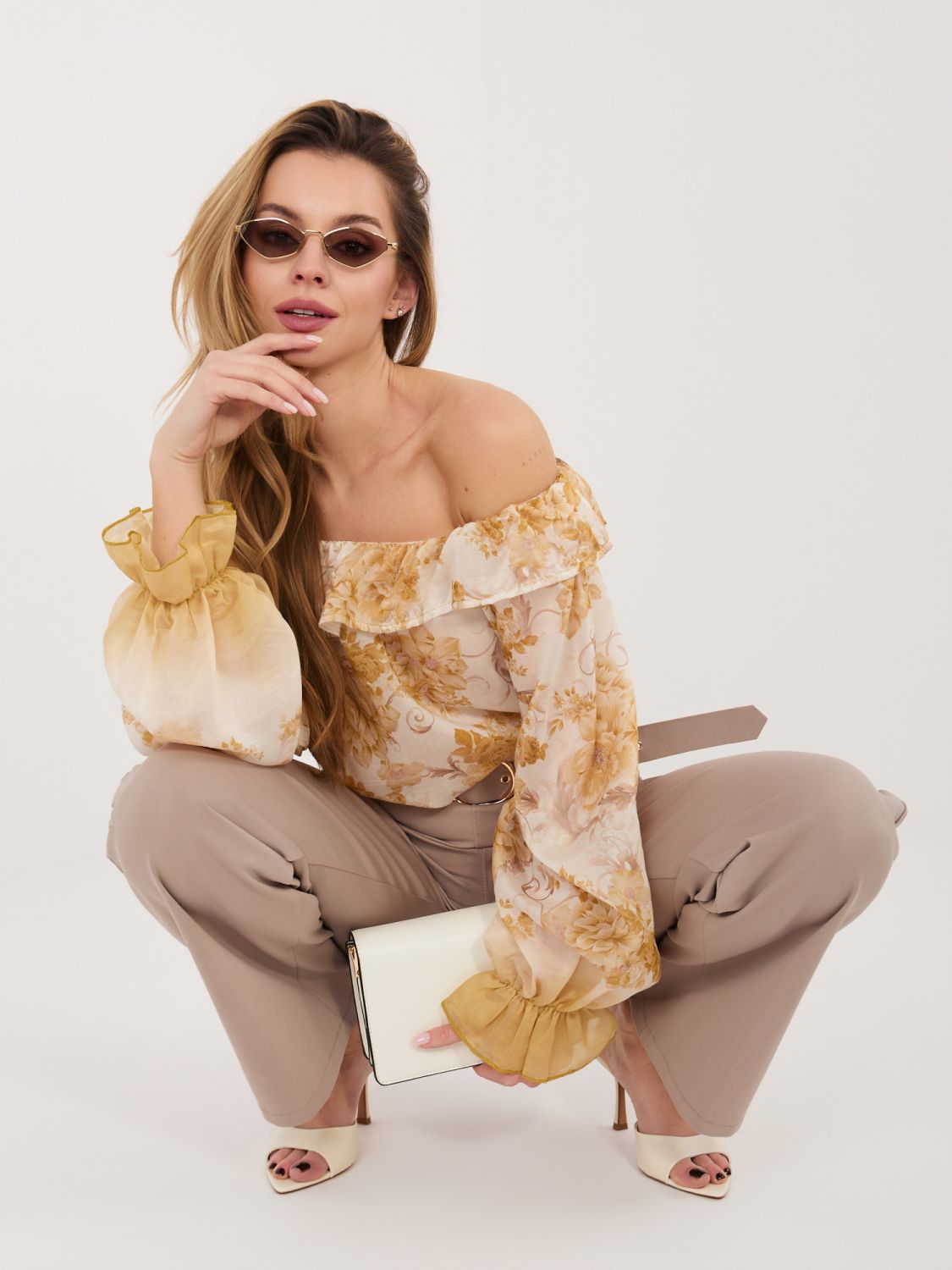 Blusa gialla con fantasia floreale e spalle scoperte