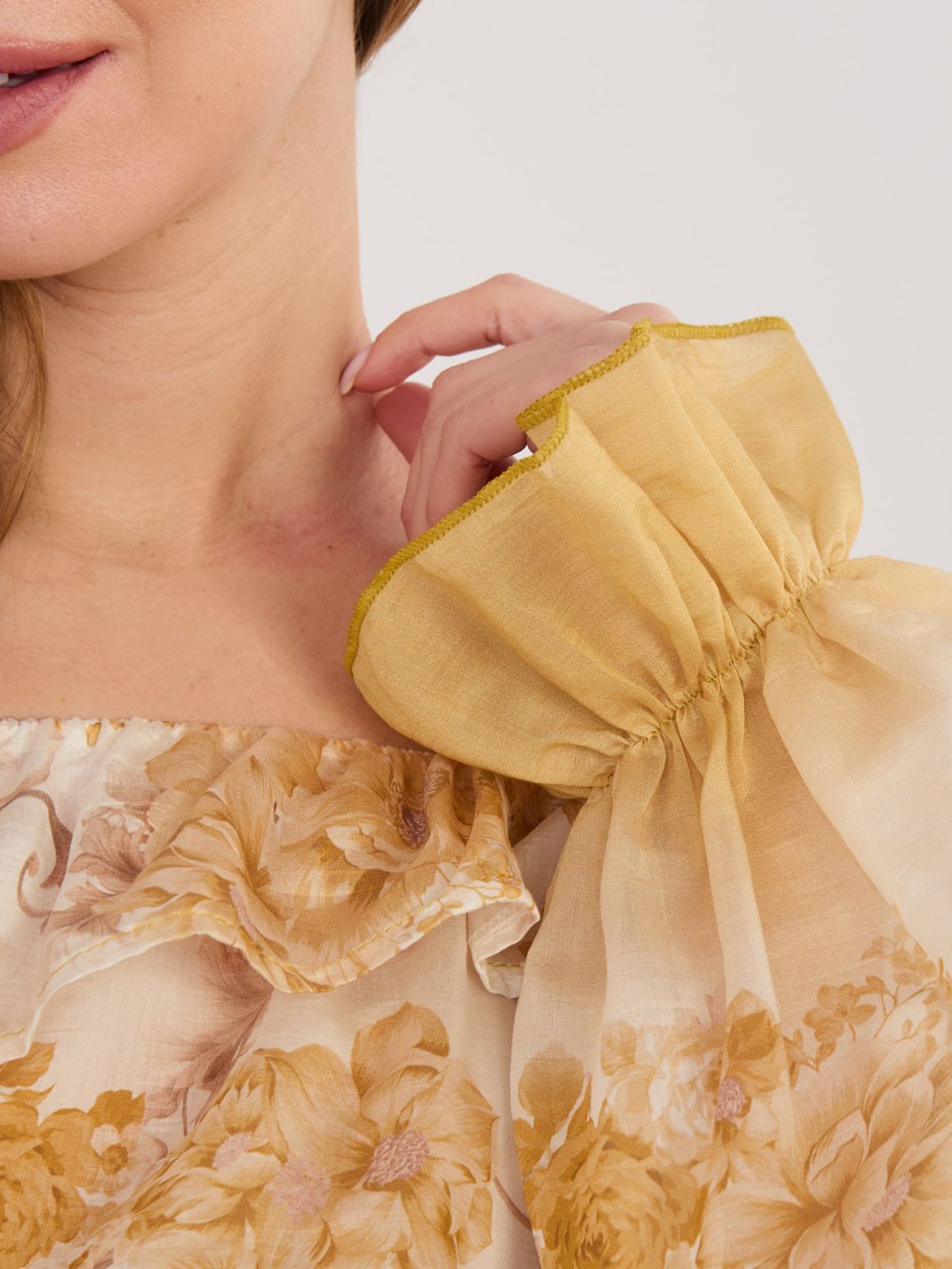 Blusa gialla con fantasia floreale e spalle scoperte