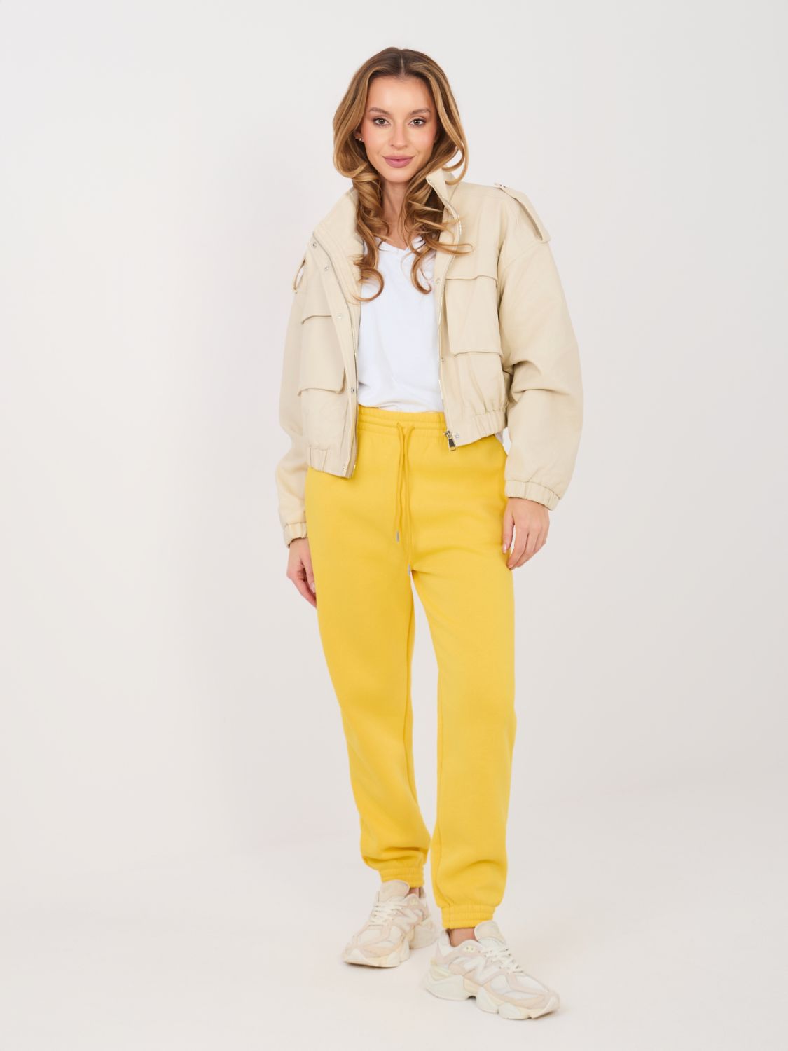 Žute trenirke s visokim strukom i bočnim džepovima