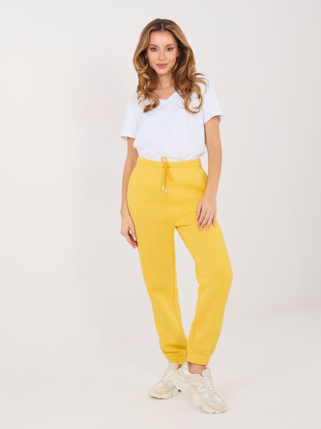 Žute trenirke s visokim strukom i bočnim džepovima