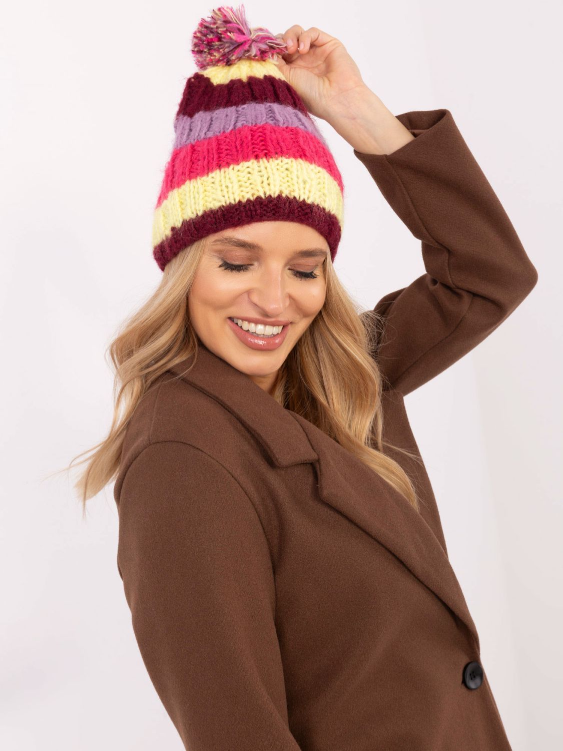 Cappello elegante con righe e pompon
