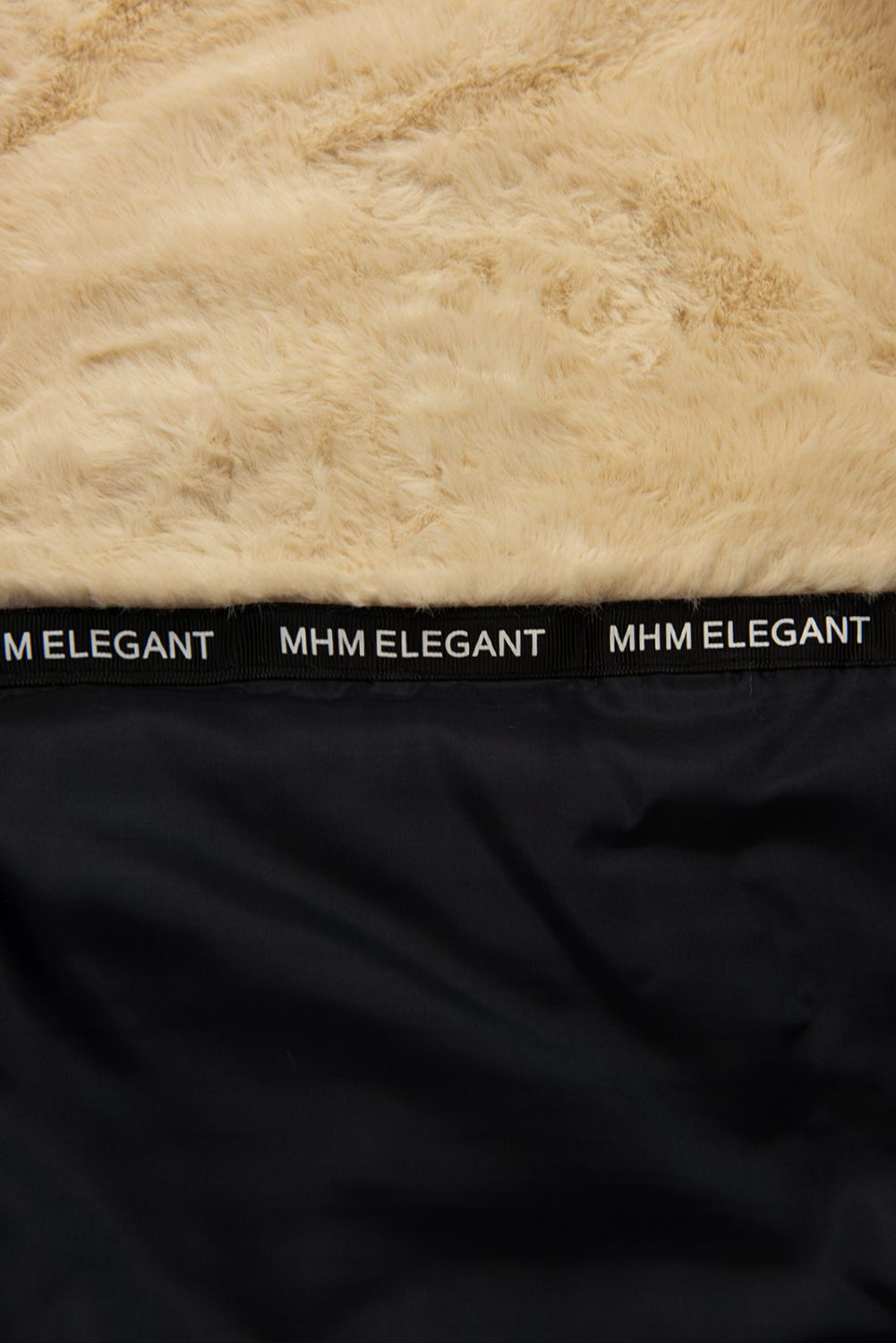 Parka blu scuro per l'inverno con fodera beige
