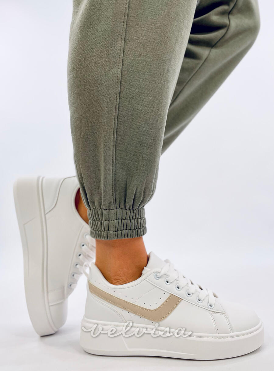 Sneakers bianche da donna realizzate in ecopelle sulla piattaforma