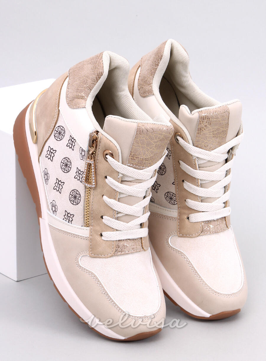 Sneakers beige chiaro con tacco alto con motivo