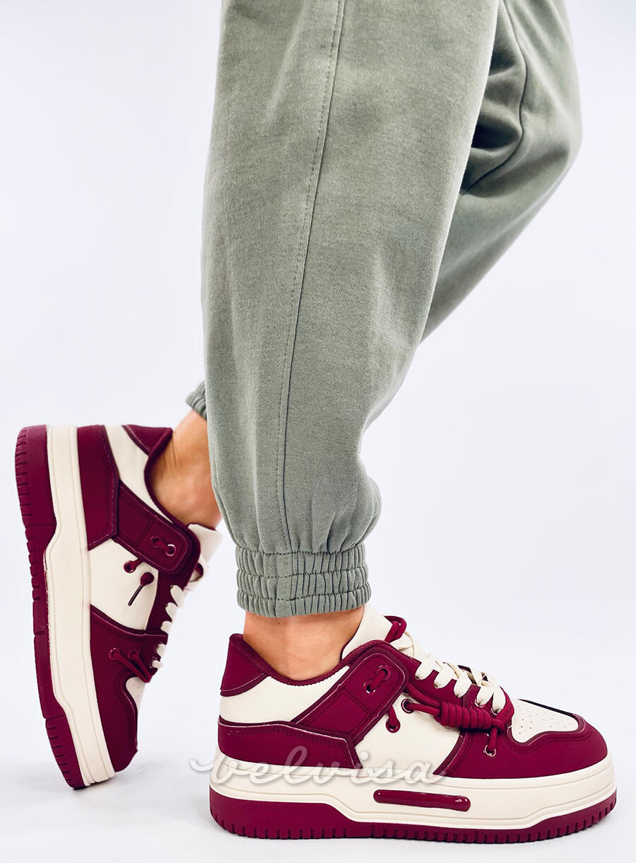 Sneakers rosso bordeaux con suola più alta