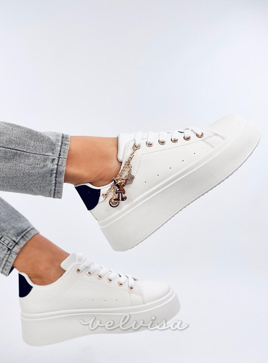 Sneakers bianche da donna con catena dorata