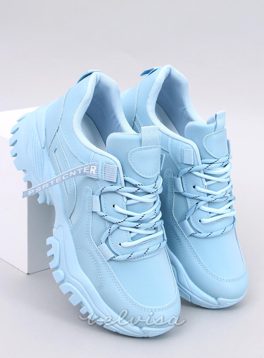 Sneakers blu chiaro su suola spessa