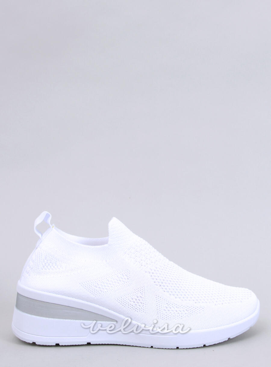 Sneakers bianche elasticizzate su suola rialzata