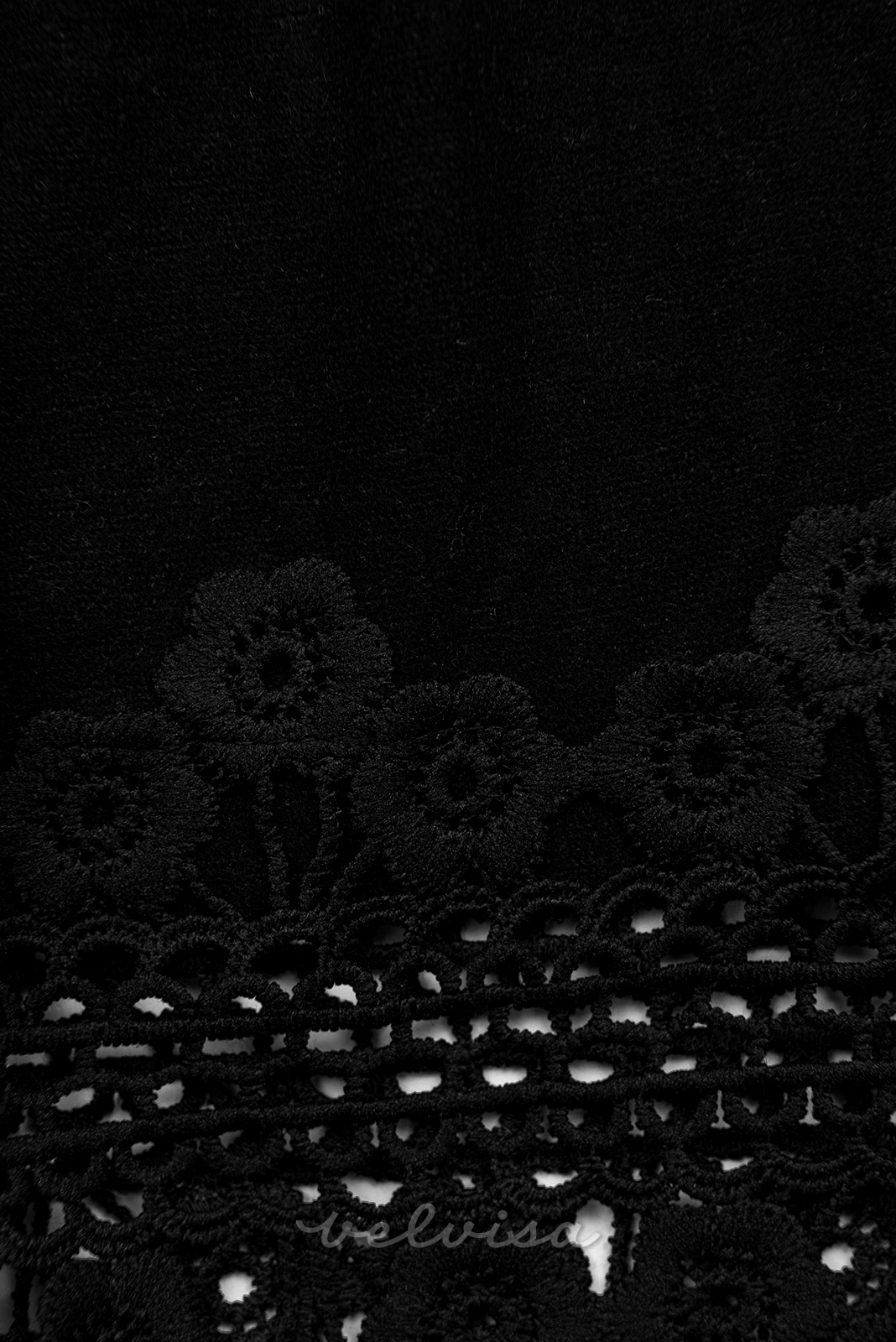 Crna kratka haljina s čipkom