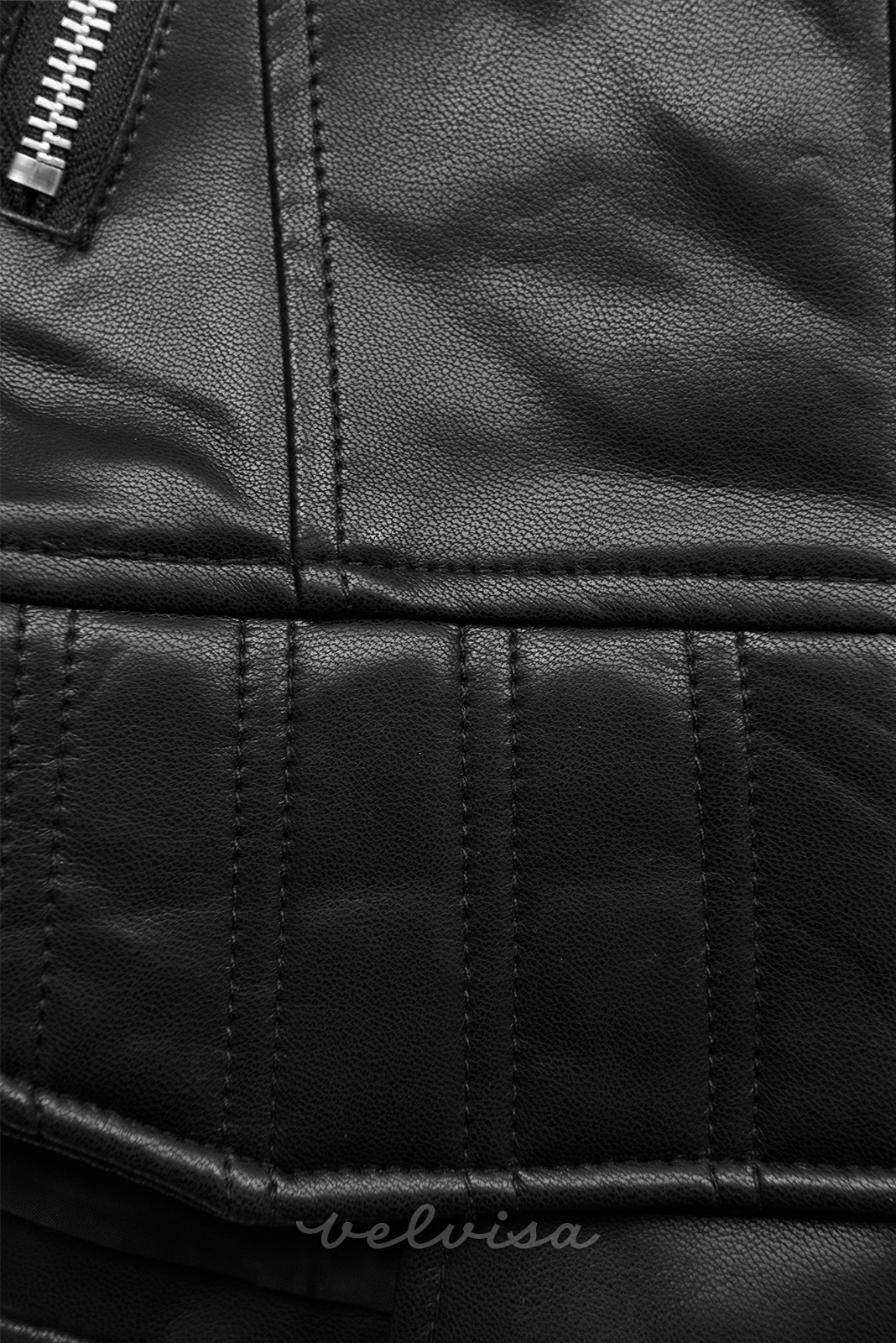 Crna kožna jakna s kosim patentnim zatvaračem