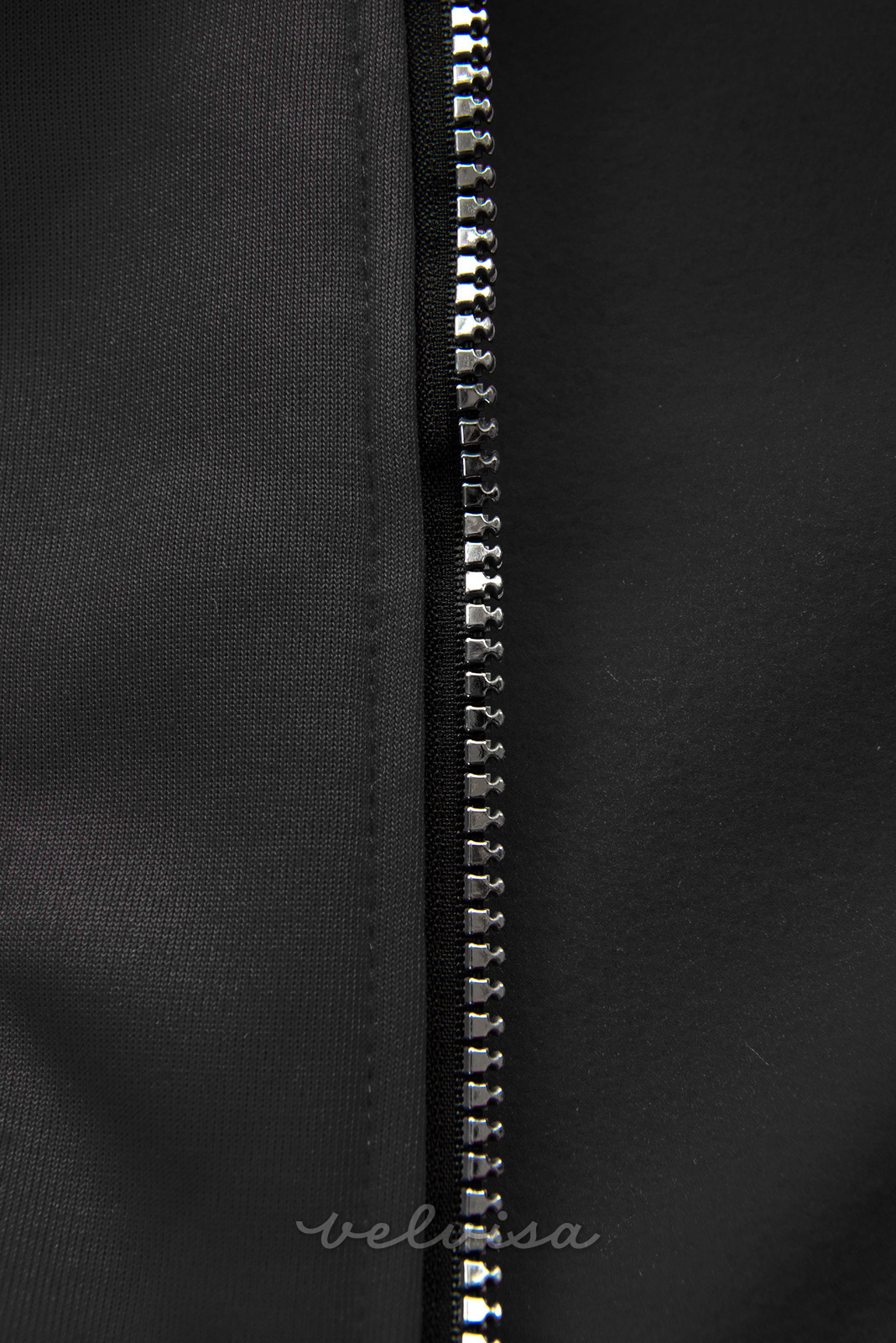 Crna vesta sa sivom pletenom kapuljačom