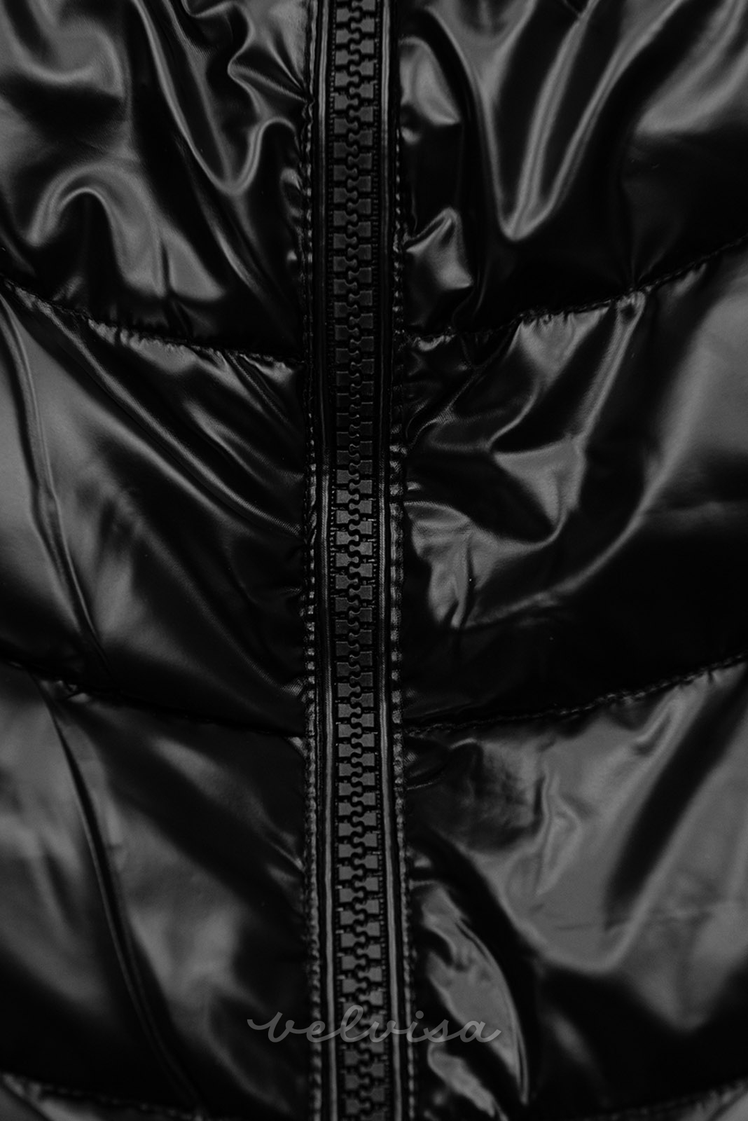 Giacca nera invernale con aspetto trapuntato