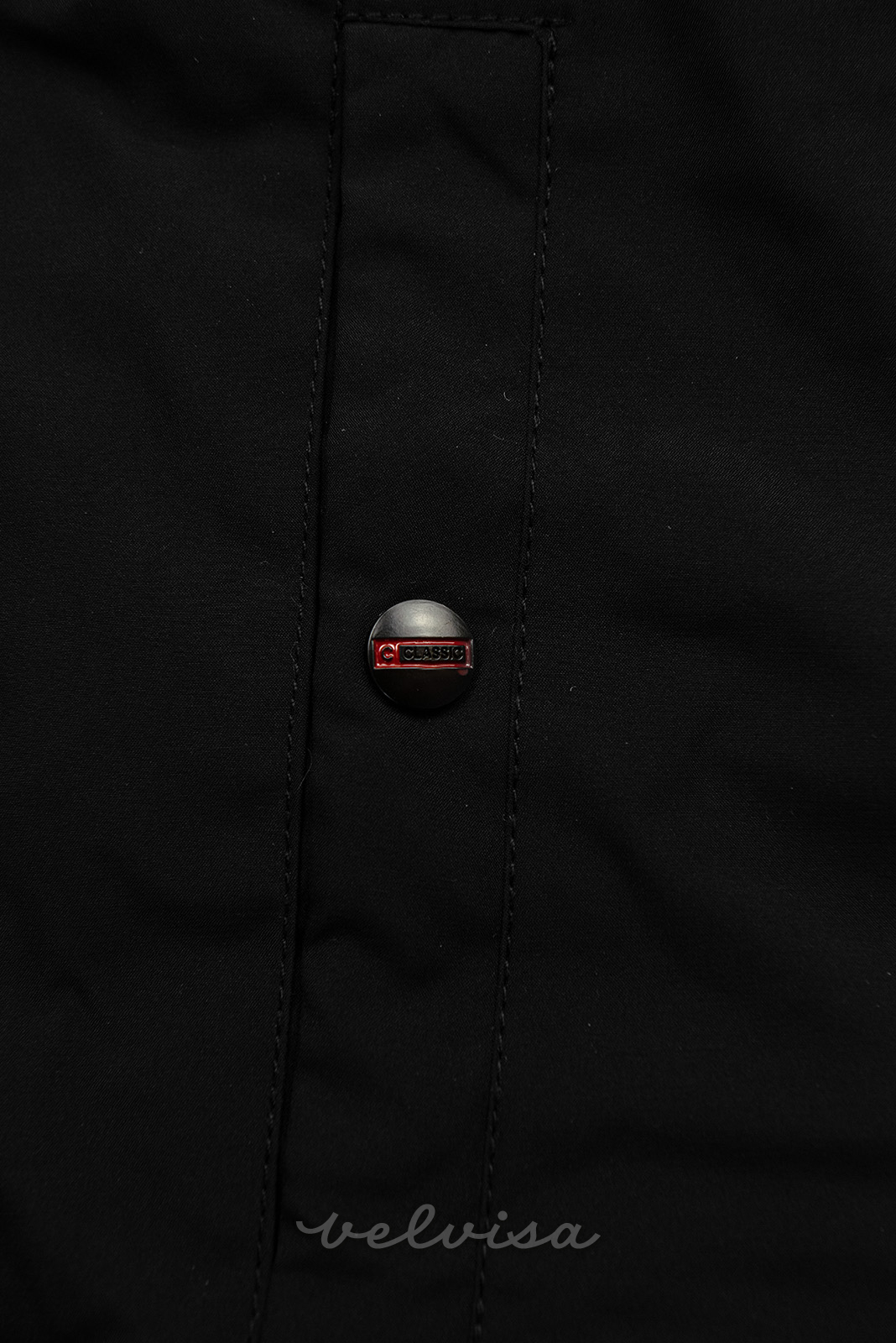 Crna jakna s postavom u kamuflažnom uzorku