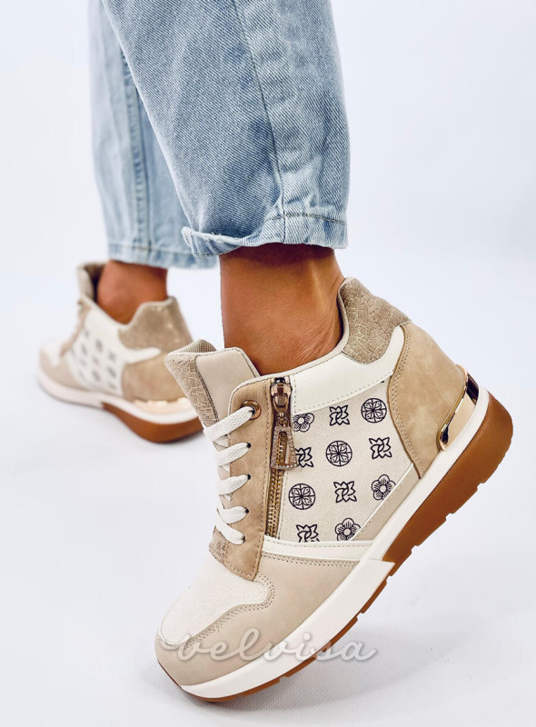 Sneakers beige chiaro con tacco alto con motivo