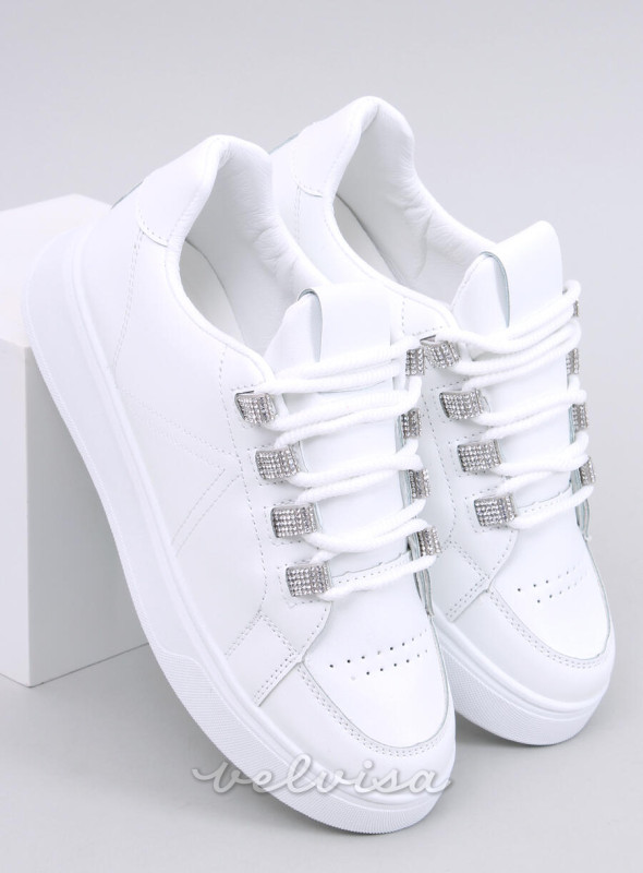 Sneakers bianche con lacci spessi