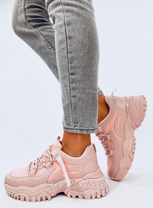Sneakers rosa chiaro su suola spessa