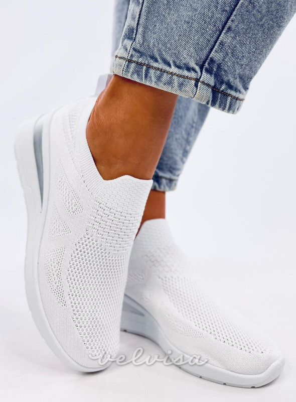 Sneakers bianche elasticizzate su suola rialzata