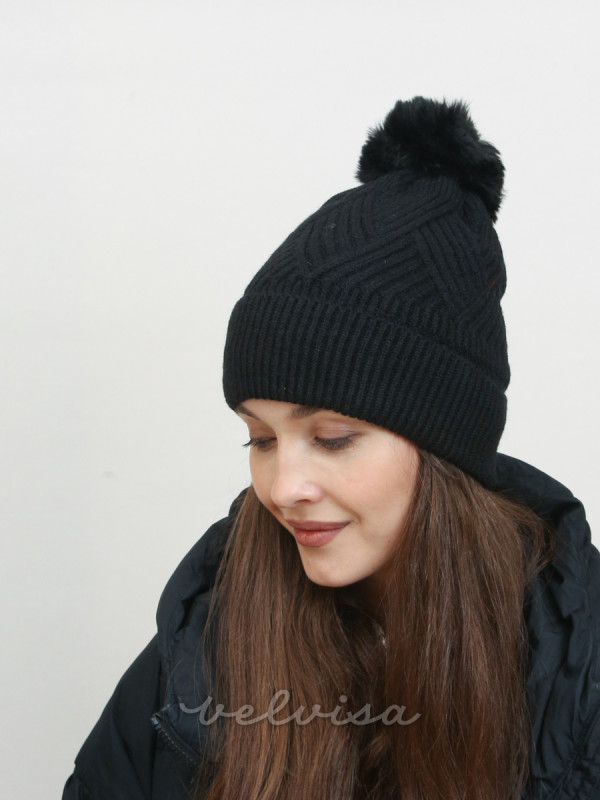 Zimska pletena kapa u crnoj boji