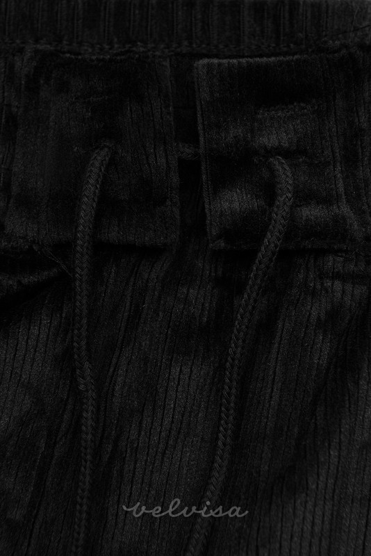 Crne hlače s pojasom s vrpcom