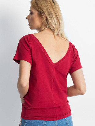 T-shirt bordeaux con scollatura sul retro