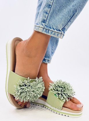 Zelene papuče s cvjetnom aplikacijom