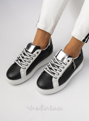 Sneakers nere realizzate in ecopelle