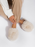 Pantofole di pelliccia su suola spessa beige