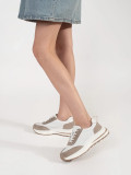 Scarpe sportive in pelle perforata con suola spessa in bianco-beige