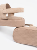 Sandali beige con plateau e ritagli