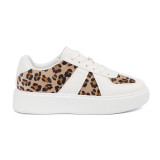 Bijeli sneakers s detaljima od leoparda