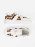 Bijeli sneakers s detaljima od leoparda