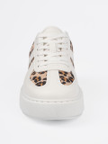 Bijeli sneakers s detaljima od leoparda
