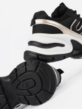 Sneakers nere con dettagli dorati