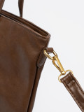 Borsa marrone con dettagli dorati