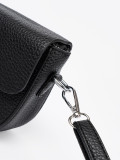 Elegante borsa nera con chiusura decorativa