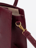Borsa bordeaux con fibbia decorativa dorata