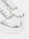Sneakers bianche e argento con dettagli lucidi