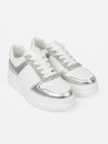 Sneakers bianche e argento con dettagli lucidi