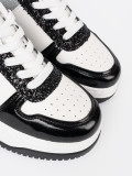Sneakers nere e bianche con dettagli argentati lucidi