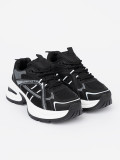 Sneakers nere con tomaia traspirante e suola bianca massiccia
